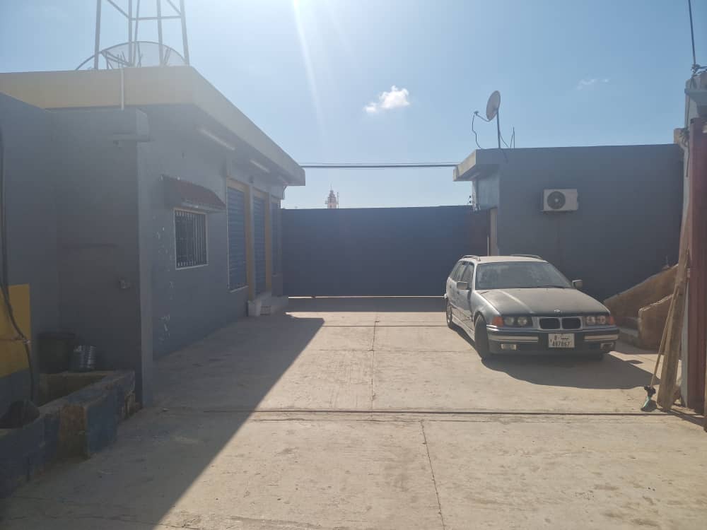 ساحة المصنع الداخلية